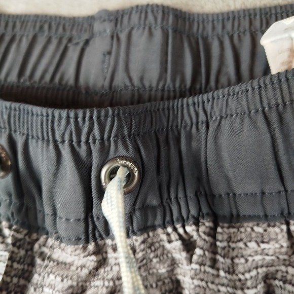 Vuori Kore Shorts Mens S Gray Athletic Lined Drawstring Gym Running 9" Ins - Picture 8 of 12